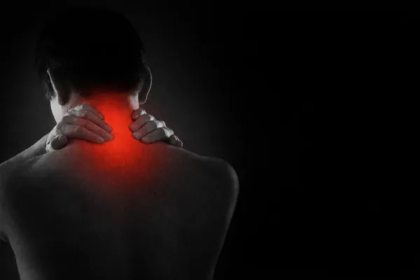 목디스크 초기 증상, 어깨·등 통증부터 시작됩니다